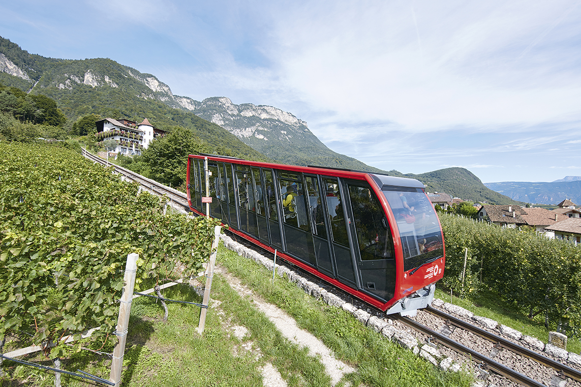 Cabina della funicolare della Mendola, vista dal lato.