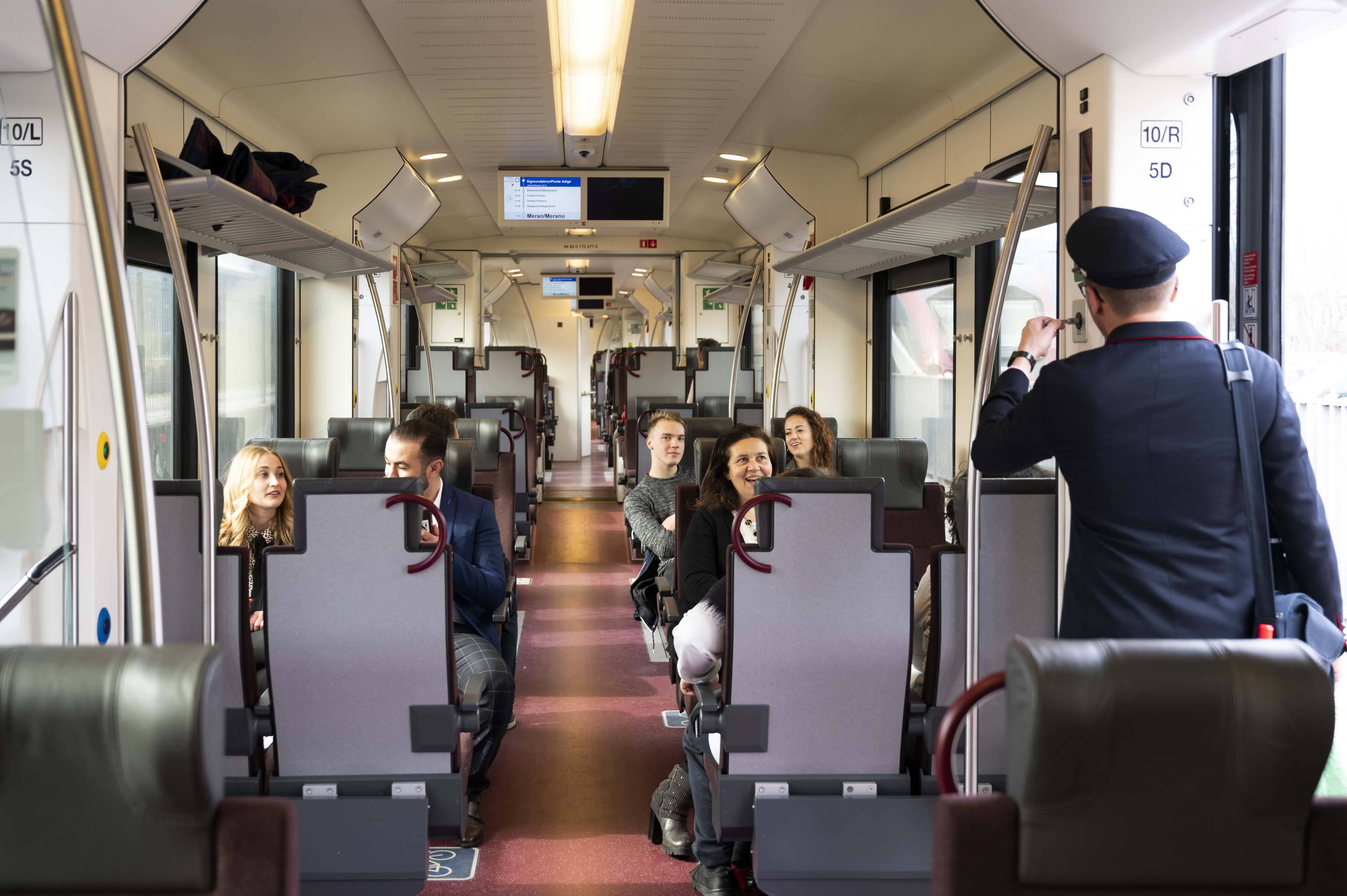 [Translate to Ladin:] Fahrgäste in der Bahn